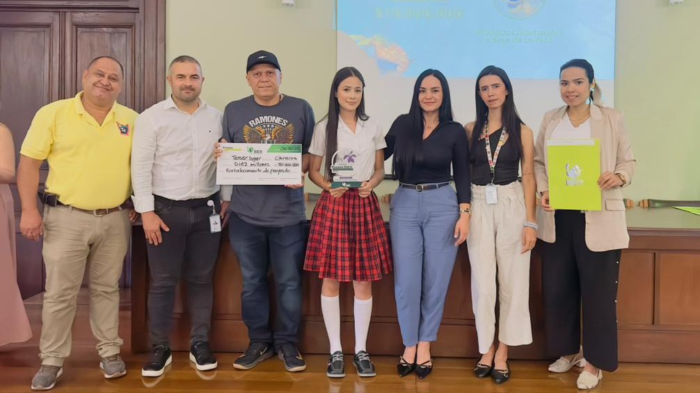 Entrega de reconocimiento Premio IDEA