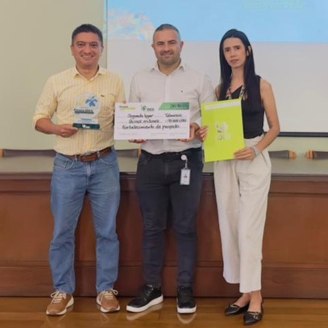 Entrega reconocimiento Premio IDEA
