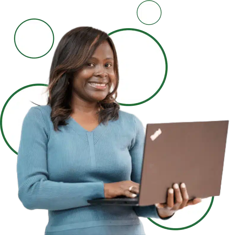Mujer profesional sonriendo mientras utiliza una computadora portátil, con un fondo decorativo de círculos verdes