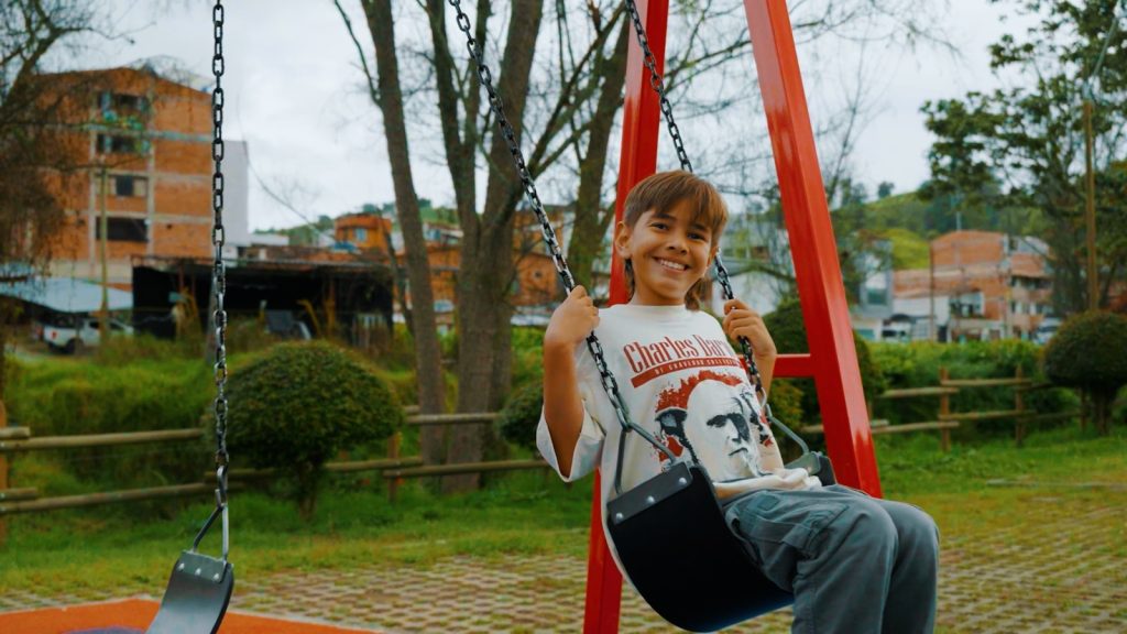 Instalación de parques infantiles sostenibles en municipios de Antioquia con el Fondo de inversión Social del IDEA 