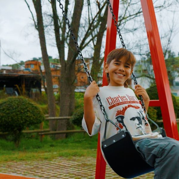 Instalación de parques infantiles sostenibles en municipios de Antioquia con el Fondo de inversión Social del IDEA 
