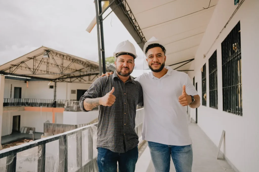 Ingenieros de obras de adecuación de escuela en San Jerónimo