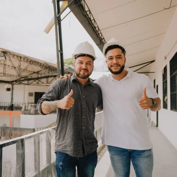 Ingenieros de obras de adecuación de escuela en San Jerónimo